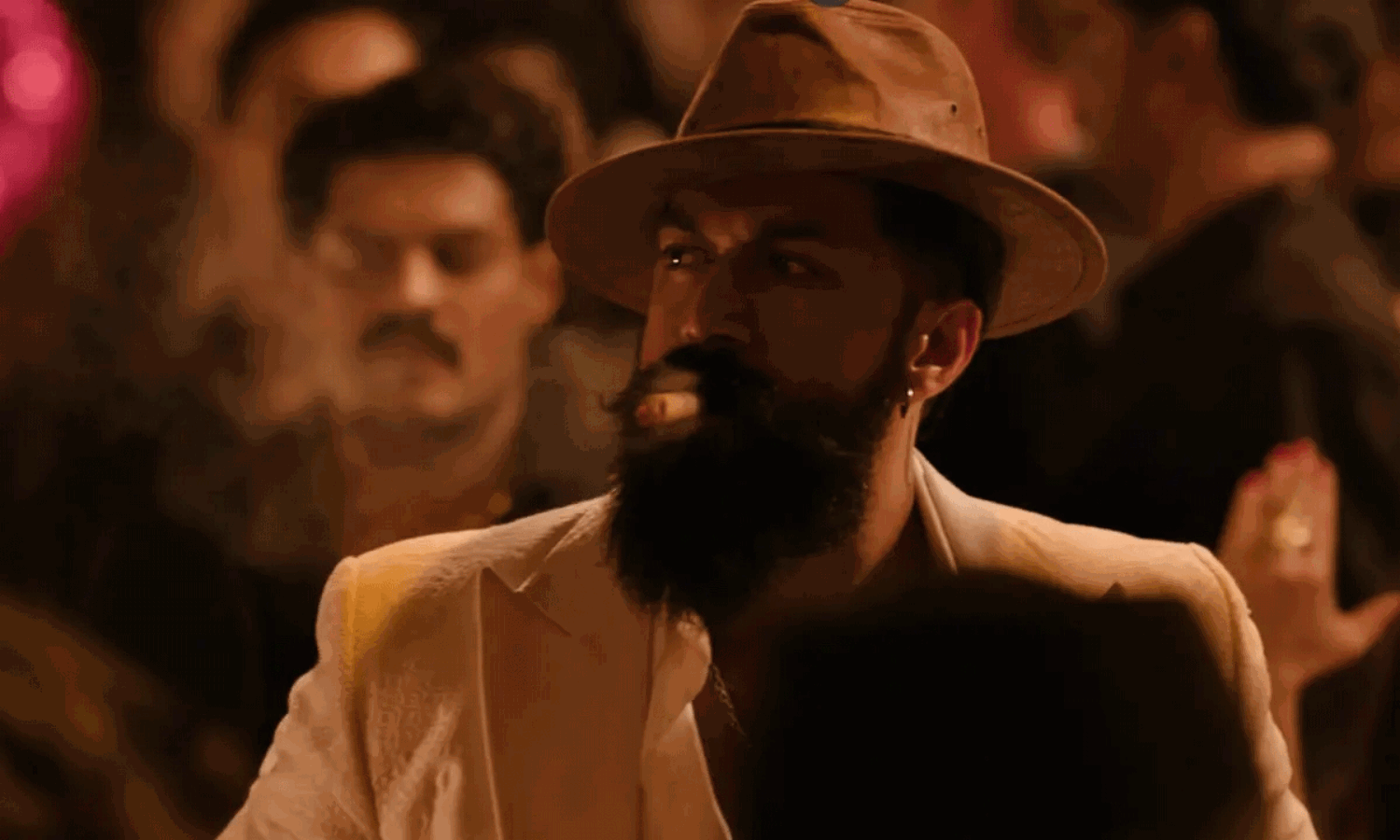 టాక్సిక్ నుండీ యష్ షర్ట్ లెస్ లుక్ లీక్!