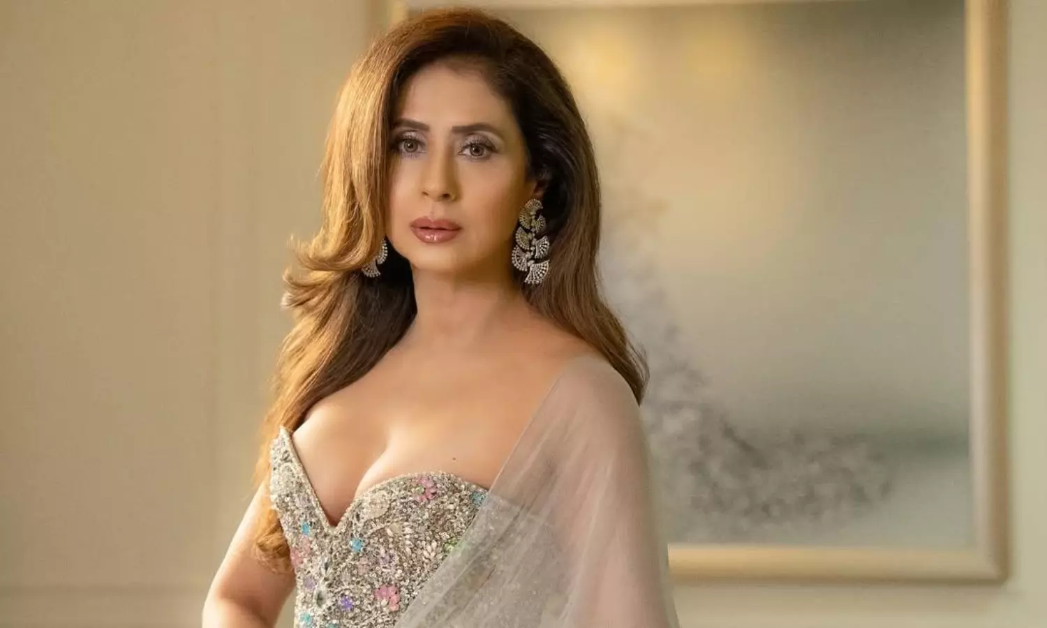 51లో కూడా చెక్కు చెదరని అందం.. గ్లామర్ తో ఆకట్టుకుంటూ!