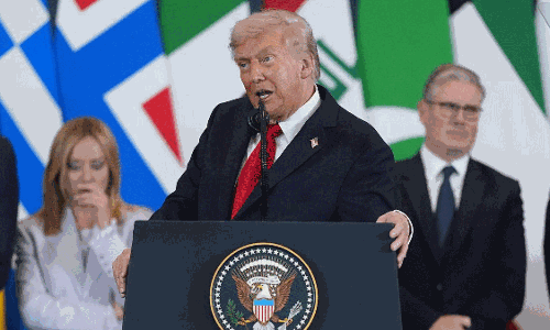 ట్రంప్ వేశాలు.. పాక్ ప్రధాని జాకీలు.. మెలోనీ నవ్వులు!