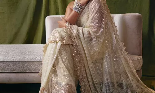 Huma Qureshi Shines in Elegant White Saree at Filmfare Night