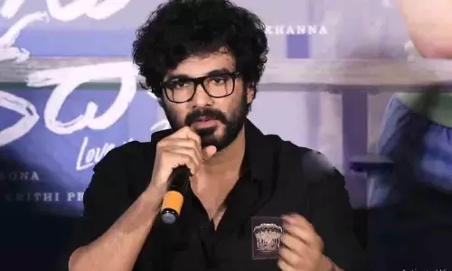 చేతిలో మైక్ ఉందని ఇబ్బంది పెట్టేస్తారా? లేడీ జర్నలిస్ట్పై సిద్ధూ ఫైర్ చేతిలో మైక్ ఉందని ఇబ్బంది పెట్టేస్తారా? లేడీ జర్నలిస్ట్పై సిద్ధూ ఫైర్