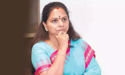 తండ్రి కేసీఆర్ ఫొటో లేకుండా.. బీఆర్ఎస్ ఉనికి రాకుండా.. కవిత పాదయాత్ర