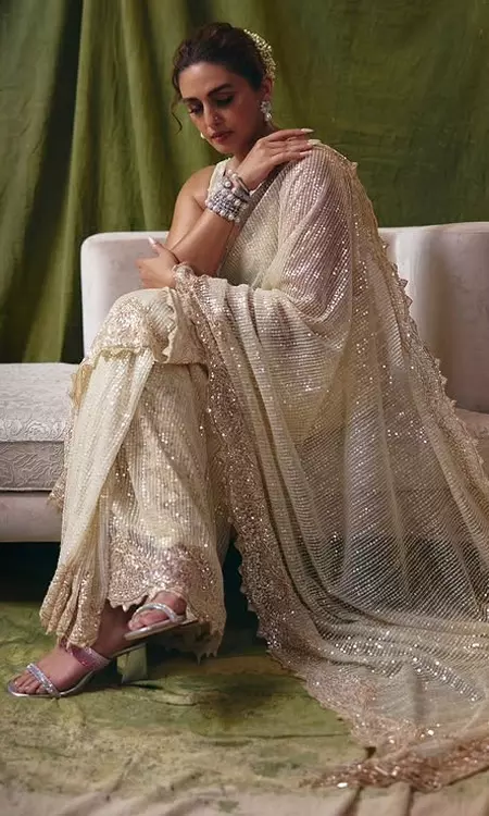 Huma Qureshi Shines in Elegant White Saree at Filmfare Night