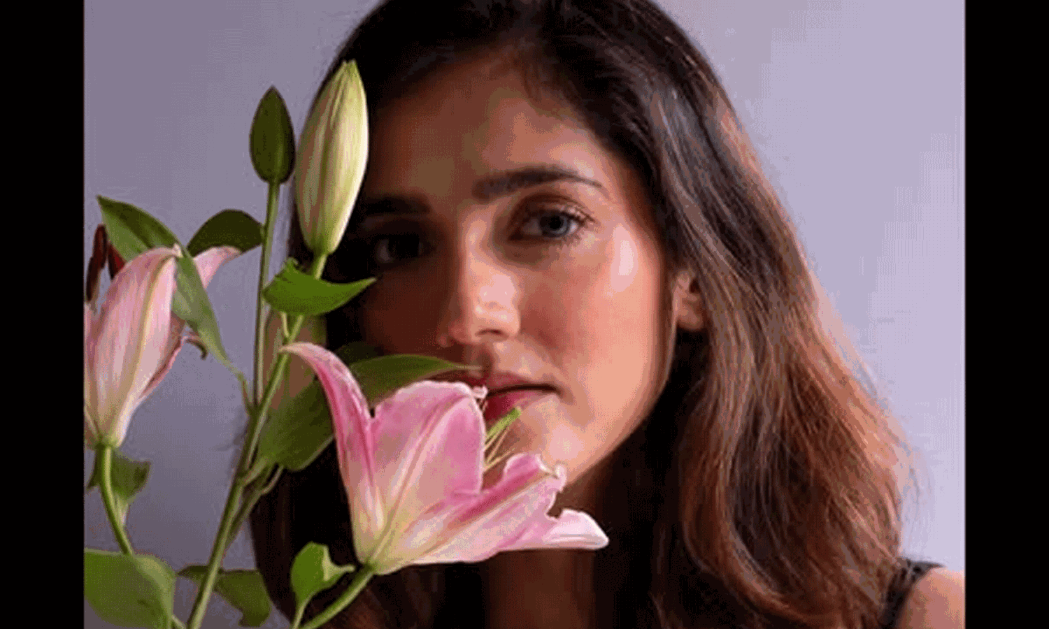 పువ్వుల అందాన్నే డామినేట్ చేస్తున్న సిమ్రాన్.. ఆ లుక్ అదరహో!