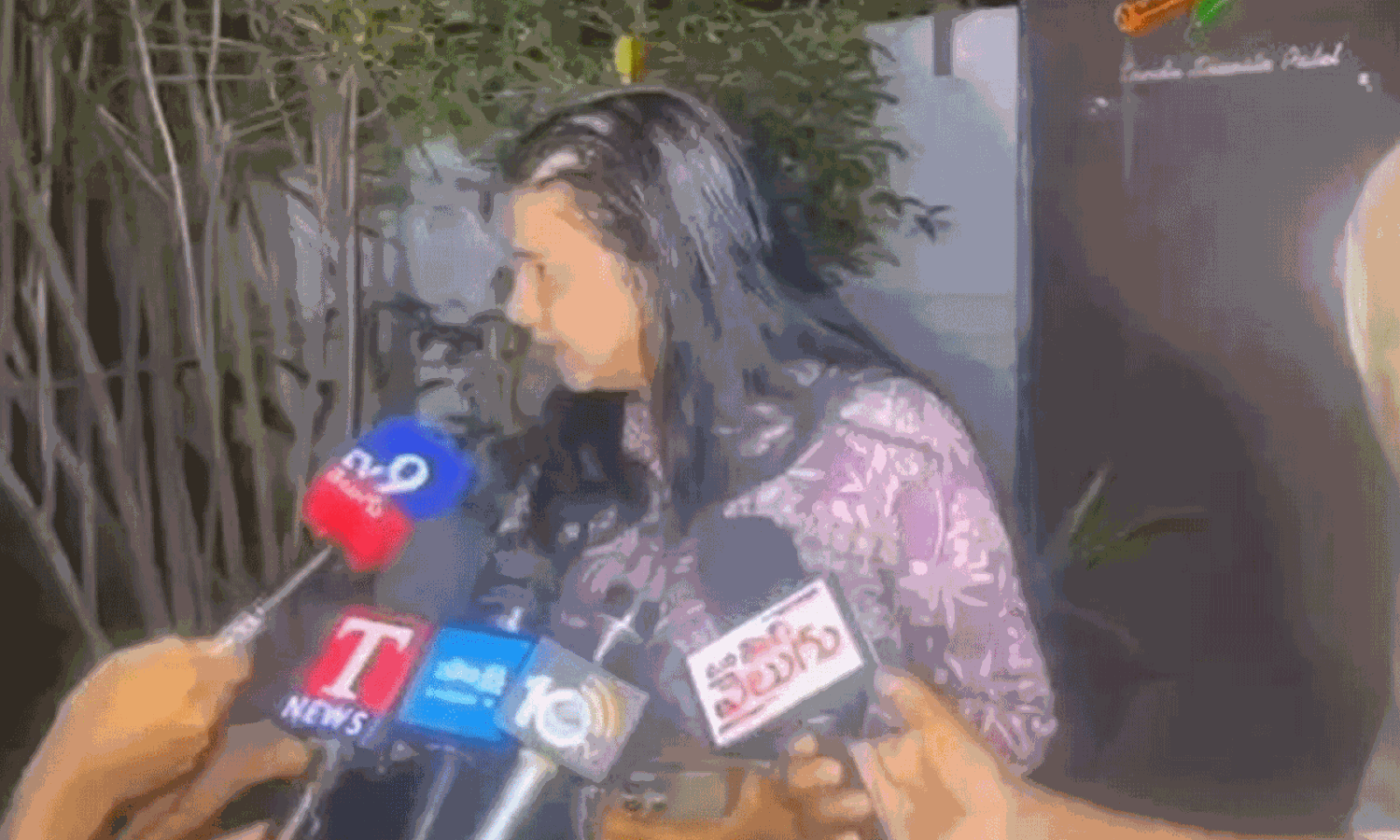 డబ్బు కోసం బెదిరించాడు.. రేవంత్ సన్నిహితుడు ఉన్నాడు - సురేఖ కూతురు