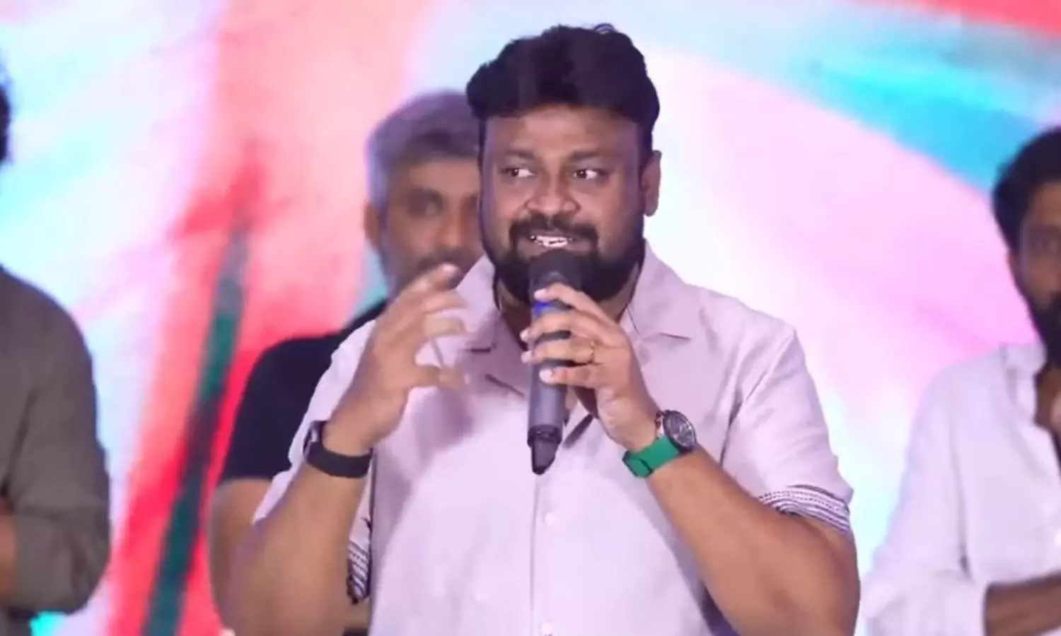 మైత్రి గేమ్ ప్లాన్ రివీల్ చేసిన డైరెక్టర్.. కాదనలేని సూట్ కేస్ అంటూ..! మైత్రి గేమ్ ప్లాన్ రివీల్ చేసిన డైరెక్టర్.. కాదనలేని సూట్ కేస్ అంటూ..!