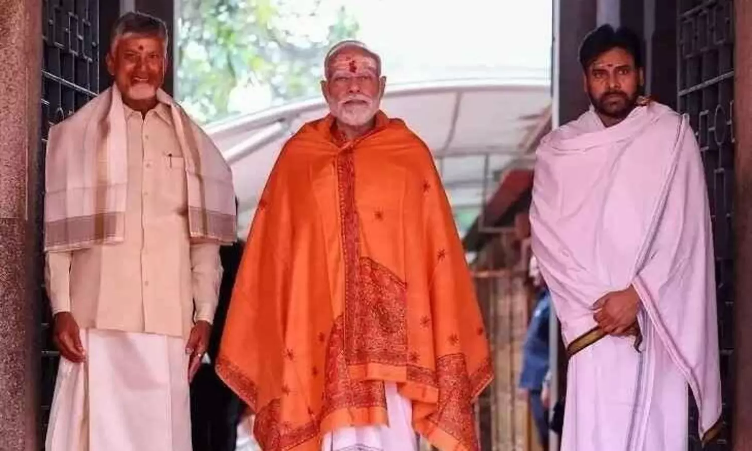 శ్రీశైలం పర్యటన: ప్రధాని వెంటే బాబు-పవన్.. చిత్రం ఏంటంటే! శ్రీశైలం పర్యటన: ప్రధాని వెంటే బాబు-పవన్.. చిత్రం ఏంటంటే!