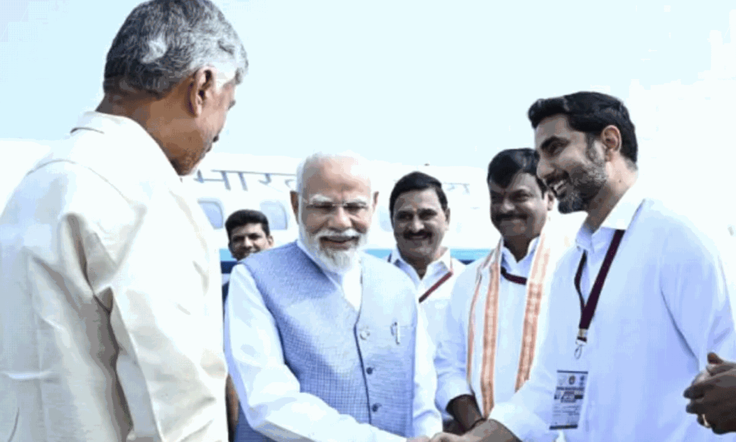 లోకేష్.. మీ నాన్నలా తయారవుతున్నావే: ప్రధాని కామెంట్స్ లోకేష్.. మీ నాన్నలా తయారవుతున్నావే: ప్రధాని కామెంట్స్