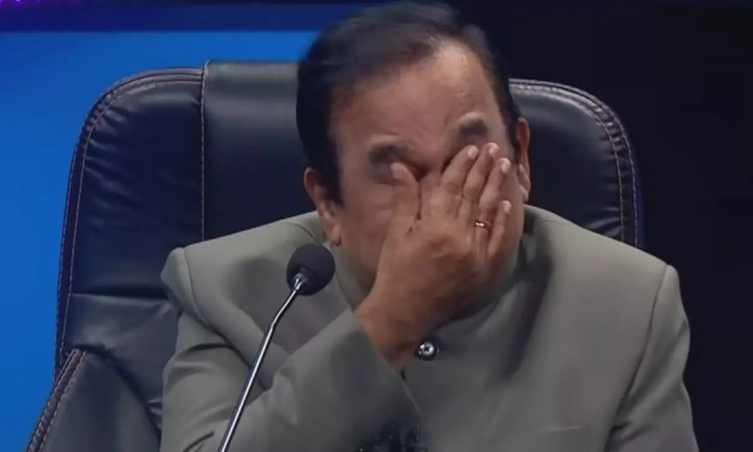 స్టేజ్ పై కన్నీళ్లు పెట్టుకున్న బ్రహ్మానందం.. అసలేమైందంటే?