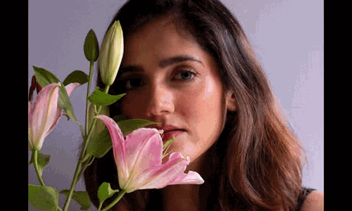 పువ్వుల అందాన్నే డామినేట్ చేస్తున్న సిమ్రాన్.. ఆ లుక్ అదరహో!