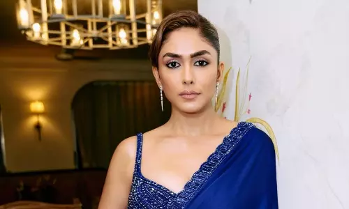 నీలి చీరలో మృణాల్ అందాల మాయ