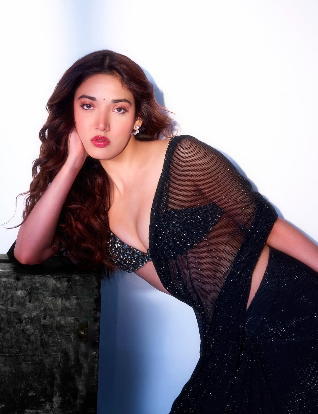 Medha Shankr Brings Festive Sparkle in Black Saree Medha Shankr Brings Festive Sparkle in Black Saree