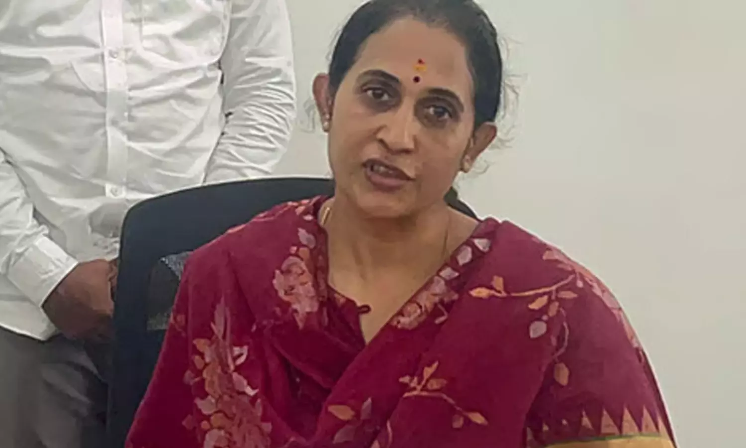 టీడీపీ నేత మాధ‌వి మారాలి.. లేకపోతే క‌ష్టమేనా ..!