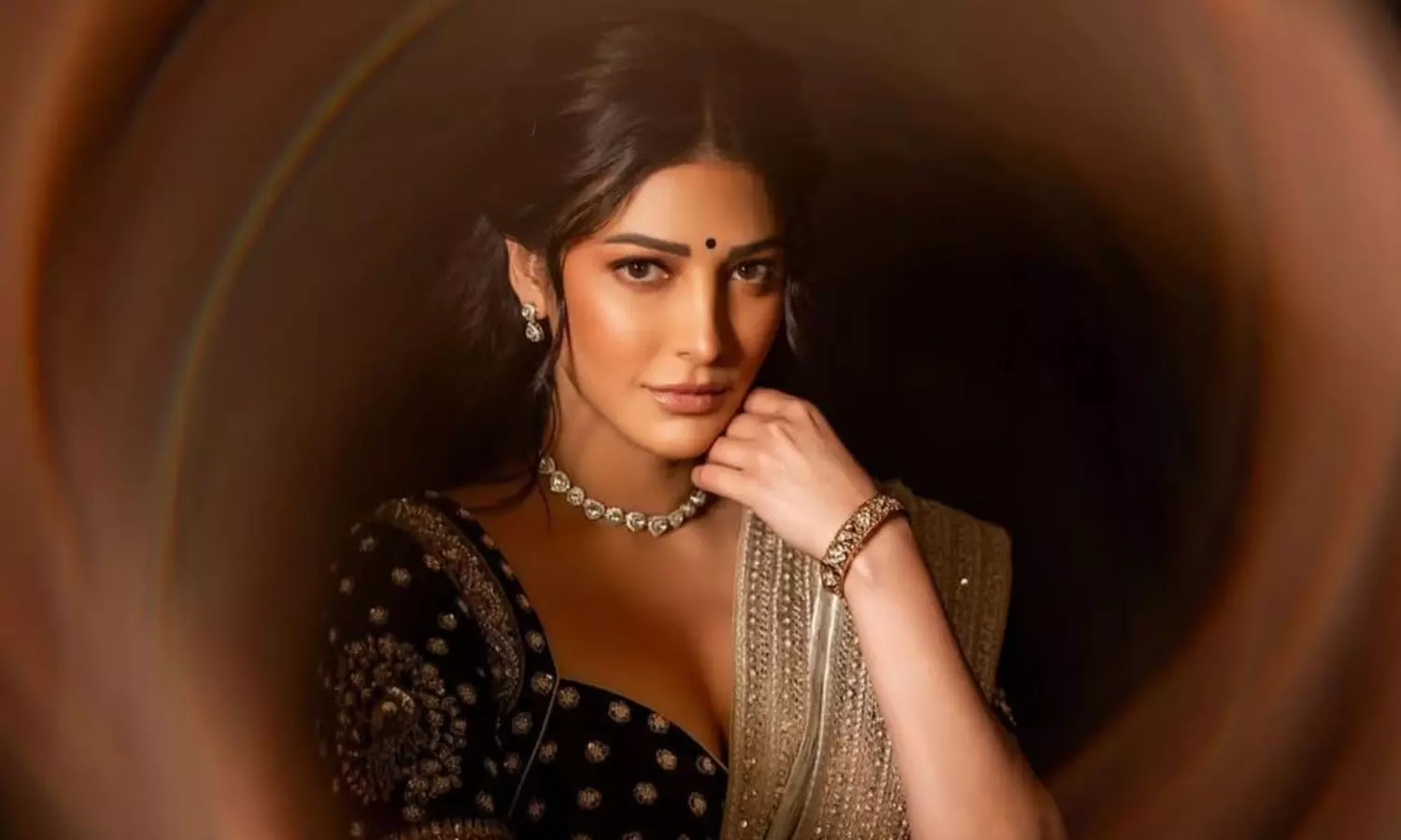 చీరకట్టులో సాంప్రదాయంగా మెరిసిన శృతిహాసన్! చీరకట్టులో సాంప్రదాయంగా మెరిసిన శృతిహాసన్!