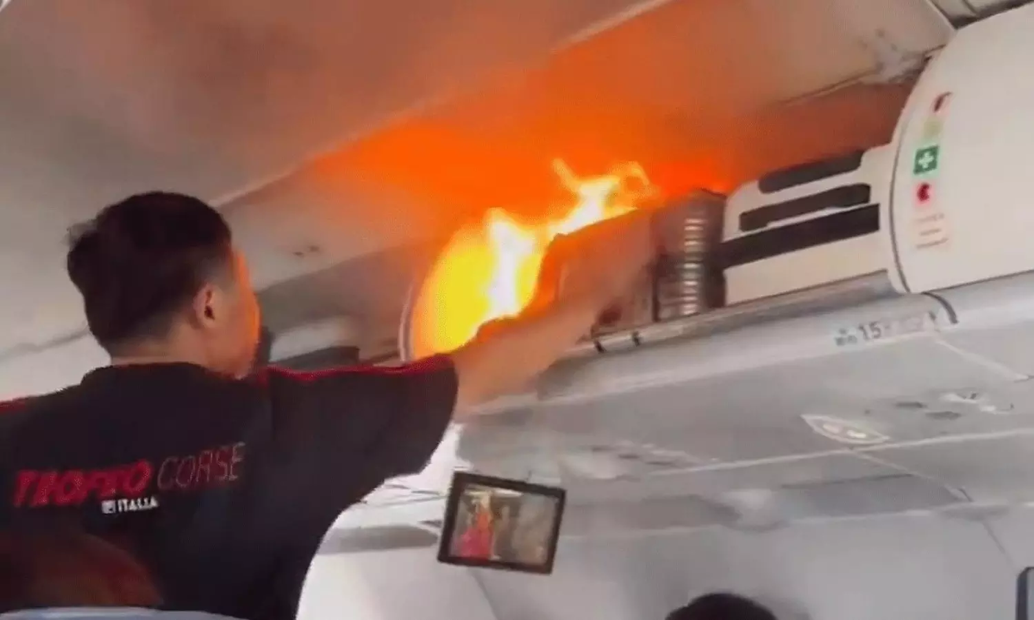 ఎయిర్ చైనా విమానంలో అలజడి.. గాల్లో లగేజీకి మంటలు!