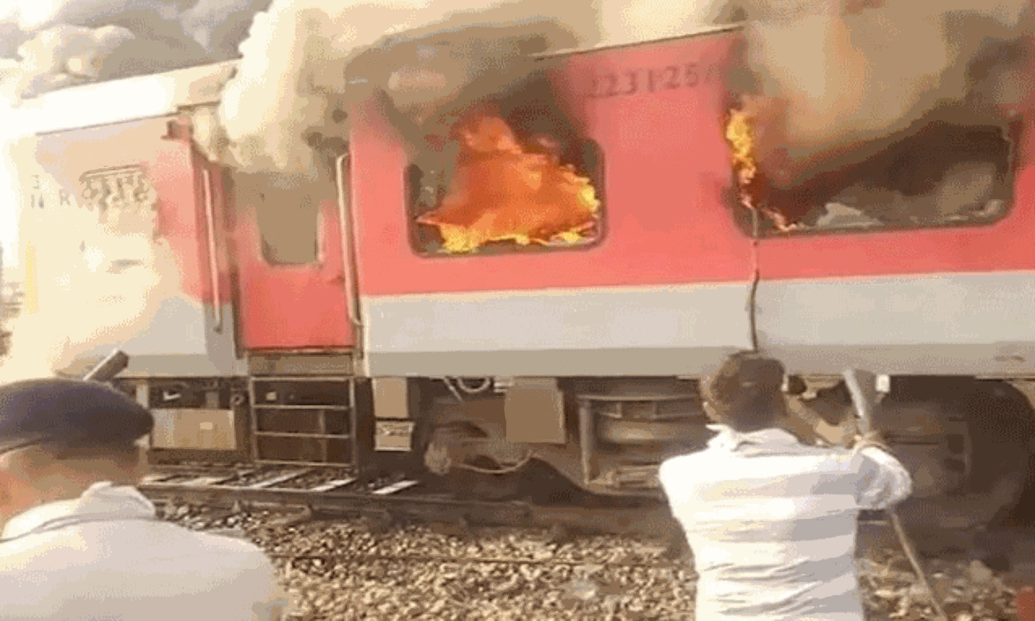 పండ‌గ పూట రైలు ప్ర‌యాణం.. రేప్‌లు-అగ్ని ప్ర‌మాదాలు!