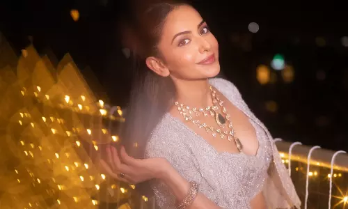 దీపాల వెలుగుల్లో రకుల్.. ఎంత అందంగా ఉందో? దీపాల వెలుగుల్లో రకుల్.. ఎంత అందంగా ఉందో?