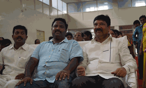 నకిలీ మద్యం నిందితులతో వైసీపీ నేత జోగి రమేష్..వైరల్ పిక్స్