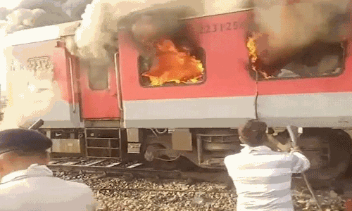 పండ‌గ పూట రైలు ప్ర‌యాణం.. రేప్‌లు-అగ్ని ప్ర‌మాదాలు!