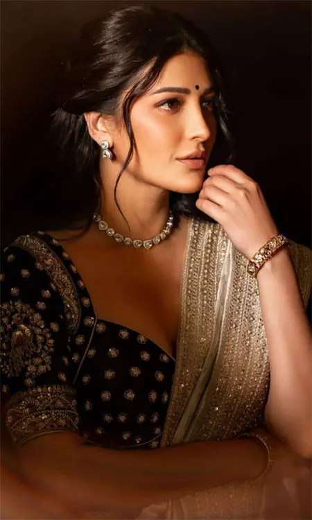 Shruti Haasan Dazzles in Elegant Saree
