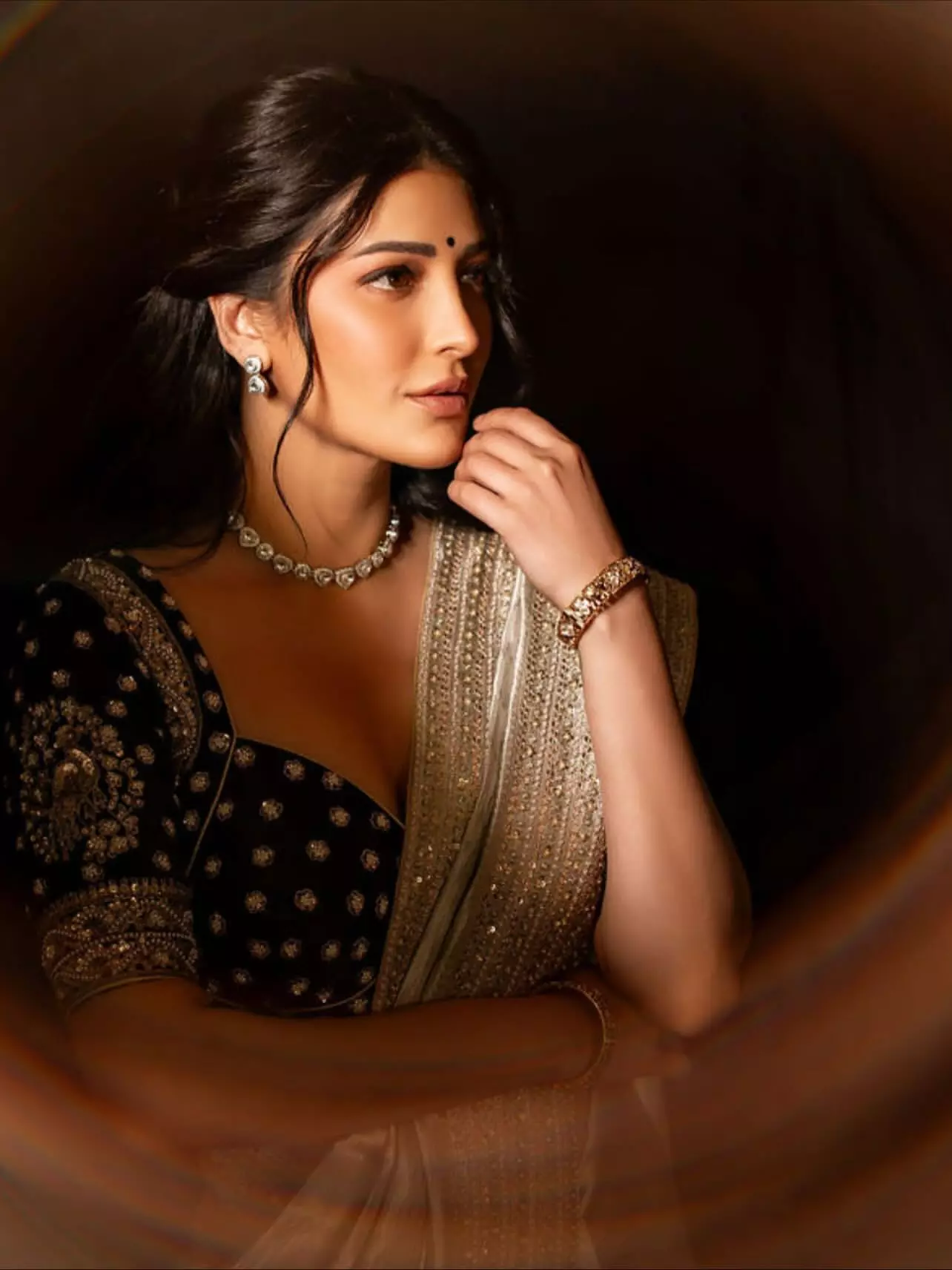 Shruti Haasan Dazzles in Elegant Saree Shruti Haasan Dazzles in Elegant Saree