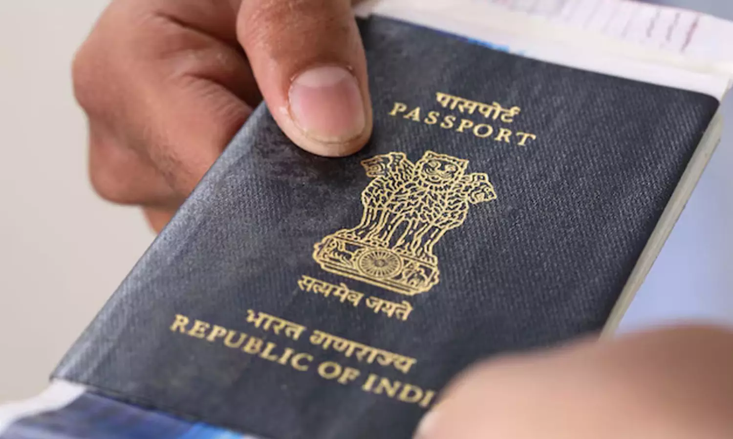 పాస్ పోర్టు తడిచింది.. ఎఫ్-1 వీసా చెదిరింది..