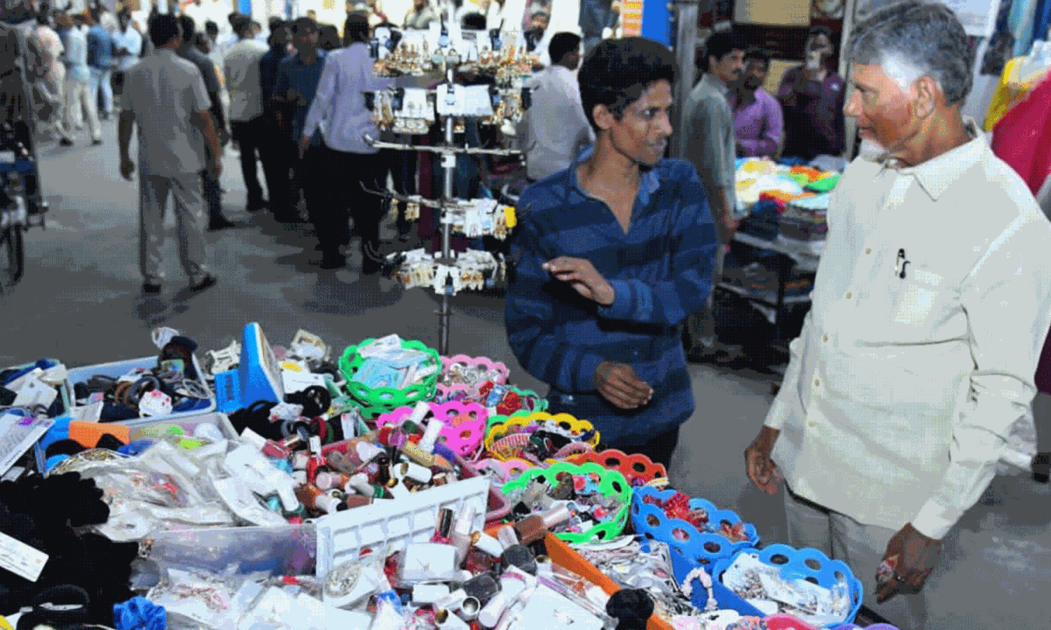 బాబు వాక్ ఆన్ స్ట్రీట్స్...వాటే సీన్ ! బాబు వాక్ ఆన్ స్ట్రీట్స్...వాటే సీన్ !