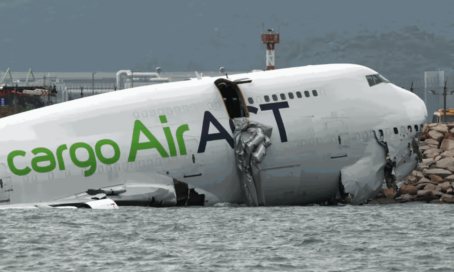 సముద్రంలో పడిన విమానం.. భయానక ప్రమాదం.. వీడియో