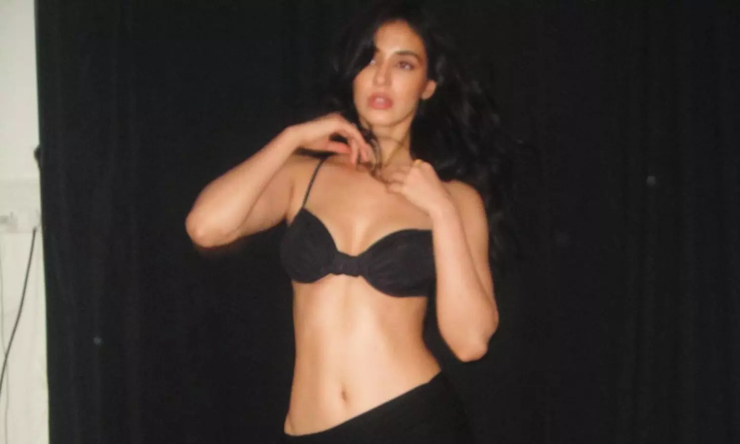 హాట్ అందాలతో కట్టిపడేస్తున్న దిశా పటానీ! హాట్ అందాలతో కట్టిపడేస్తున్న దిశా పటానీ!