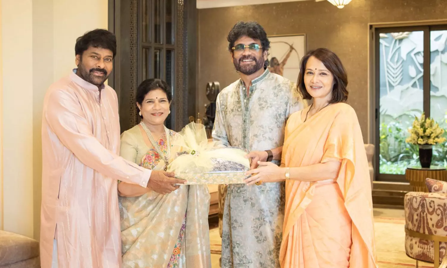 చిరు ఇంట మెగా దివాళీ సెలబ్రేషన్స్.. సందడి చేసిన తారలు! చిరు ఇంట మెగా దివాళీ సెలబ్రేషన్స్.. సందడి చేసిన తారలు!