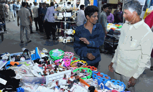 బాబు వాక్ ఆన్ స్ట్రీట్స్...వాటే సీన్ !