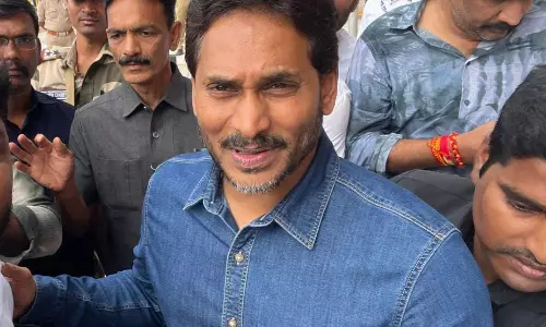 జగన్ జీన్స్ ప్యాంట్, షర్ట్.. వైసీపీ సోషల్ మీడియాకు పూనకాలే..