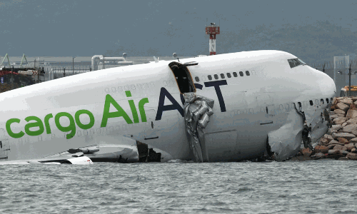 సముద్రంలో పడిన విమానం.. భయానక ప్రమాదం.. వీడియో