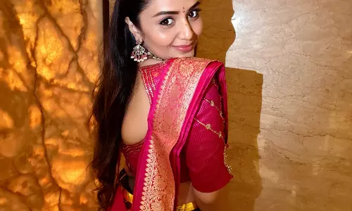 Sreemukhi’s Sparkling Diwali Look in Saree – Grace Meets Glam