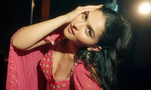 దీపావళి వేళ గ్లామర్ లుక్ తో కట్టిపడేస్తున్న కయాదు లోహర్!