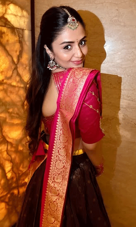 Sreemukhi’s Sparkling Diwali Look in Saree – Grace Meets Glam