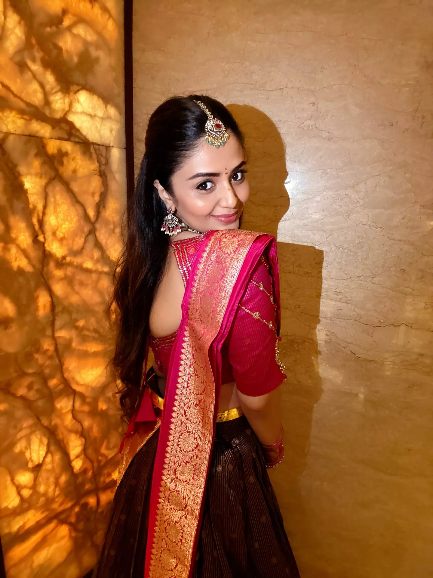 Sreemukhi’s Sparkling Diwali Look in Saree – Grace Meets Glam Sreemukhi’s Sparkling Diwali Look in Saree – Grace Meets Glam