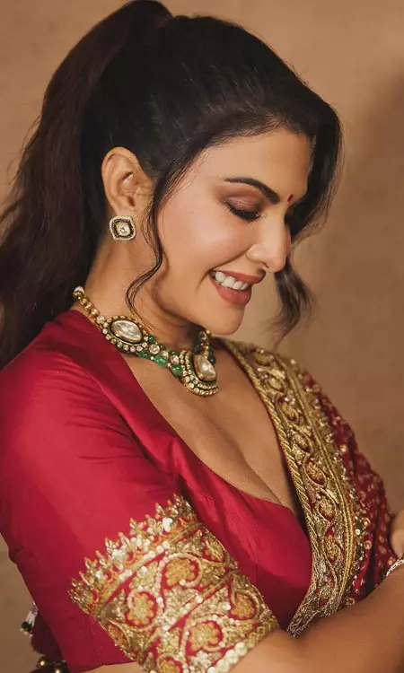Jacqueline Fernandez Elegant Diwali Wishes in Traditional Look