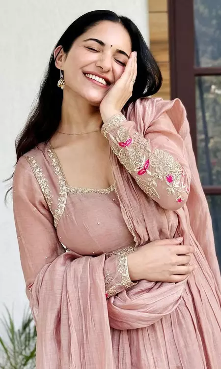 Ruhani Sharma’s Diwali Look Celebrates Soulful Simplicity