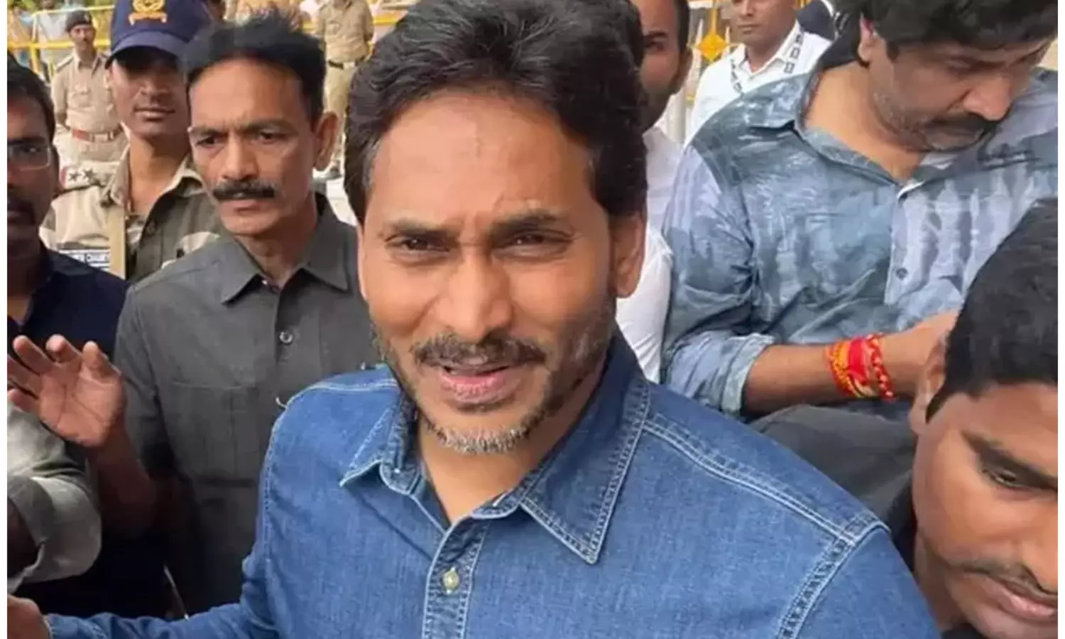 మ‌నీ ఇవ్వ‌డ‌మే కాదు.. మ‌న‌సూ గెల‌వాలి జ‌గ‌న్‌.. !