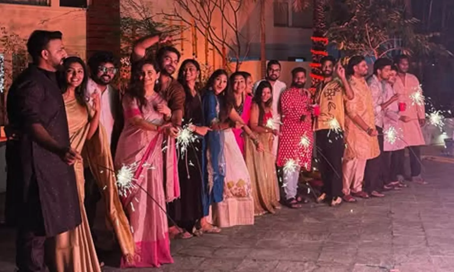 తారలంతా ఒకేచోట.. ఘనంగా దీపావళి సెలబ్రేషన్స్! తారలంతా ఒకేచోట.. ఘనంగా దీపావళి సెలబ్రేషన్స్!