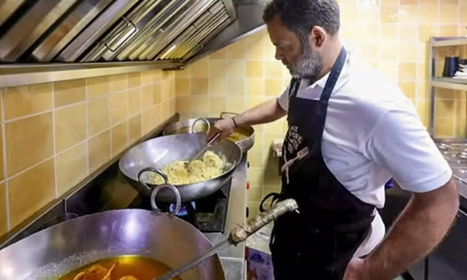 రాహుల్ కి షాకింగ్ రిక్వెస్ట్....స్వీట్ కోసమని వెళ్తే ! రాహుల్ కి షాకింగ్ రిక్వెస్ట్....స్వీట్ కోసమని వెళ్తే !