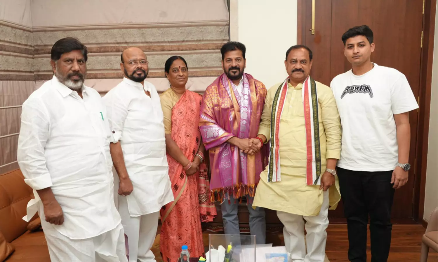 సీఎం రేవంత్ తో కొండా దంపతుల భేటి.. రాజీ పడ్డట్టేనా? సీఎం రేవంత్ తో కొండా దంపతుల భేటి.. రాజీ పడ్డట్టేనా?