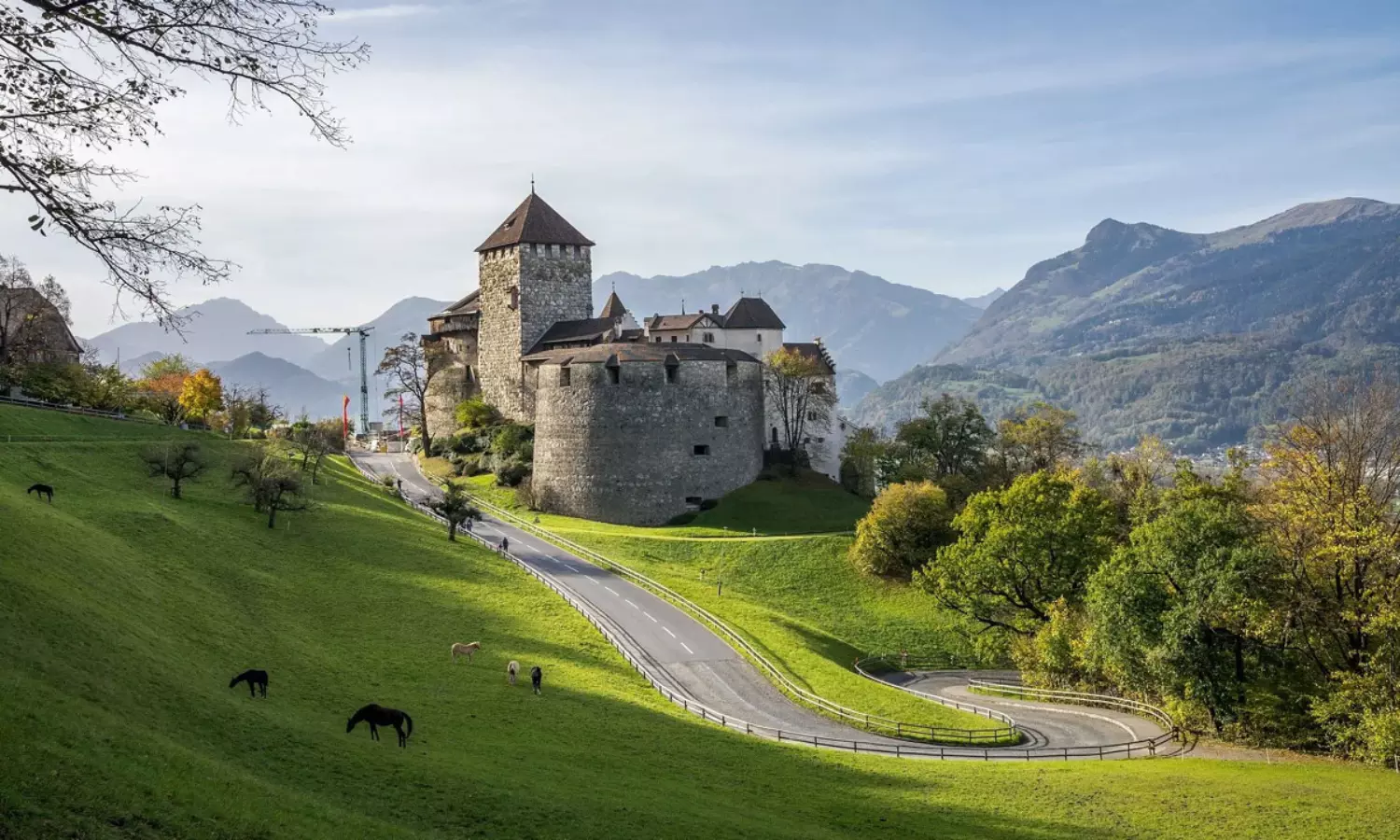 సొంత కరెన్సీ లేదు.. కానీ డెవలప్ లో బ్రిటన్ తో సమానం..