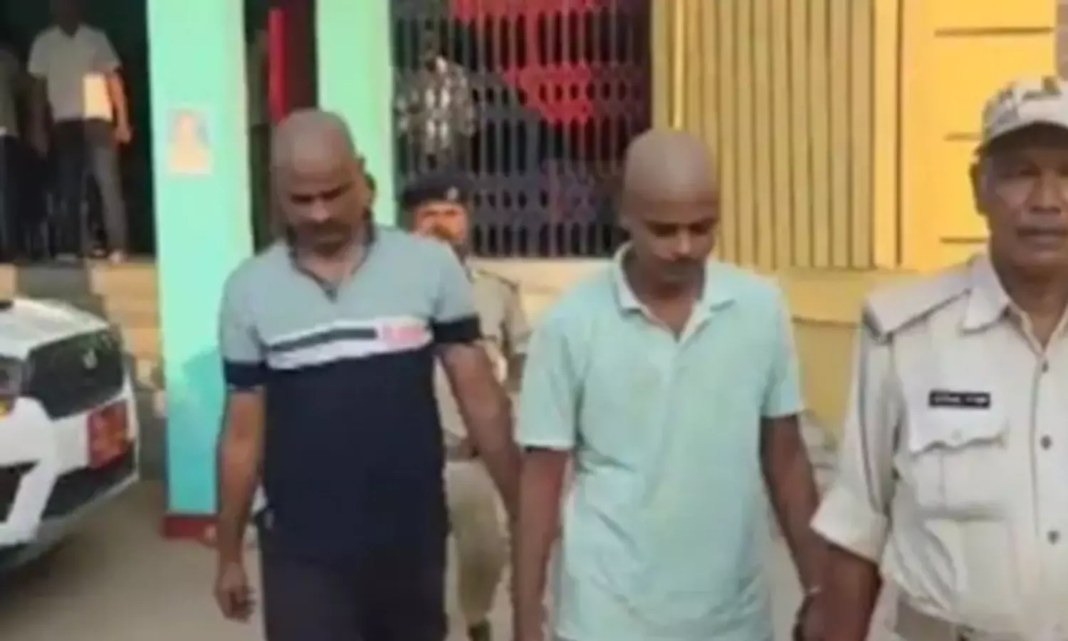 రోడ్డు పక్కన చిన్న బండీపై టీ షాపు.. కానీ కోట్లలో మనీ.. ఎలా సాధ్యం..? రోడ్డు పక్కన చిన్న బండీపై టీ షాపు.. కానీ కోట్లలో మనీ.. ఎలా సాధ్యం..?