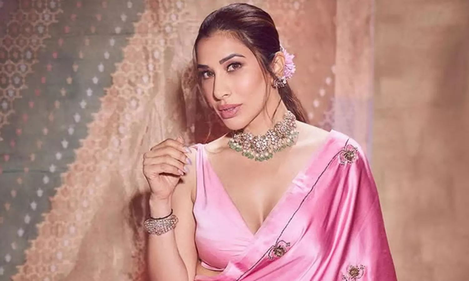 దివాళీ వైబ్స్.. గులాబీ పువ్వులా ఆకట్టుకుంటున్న సోఫీ చౌదరి!