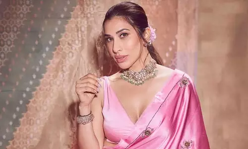 దివాళీ వైబ్స్.. గులాబీ పువ్వులా ఆకట్టుకుంటున్న సోఫీ చౌదరి!