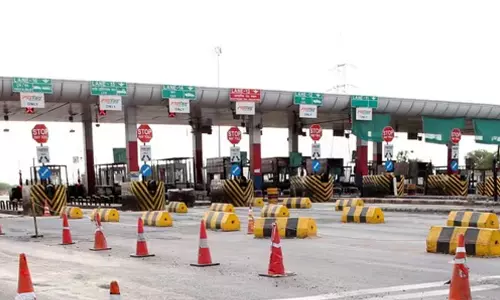 బోనస్ తక్కువగా ఇచ్చారని.. మూడు గంటలు గేట్ల తెరిచిన టోల్ సిబ్బంది.. తర్వాత ఏం జరిగిందంటే..?