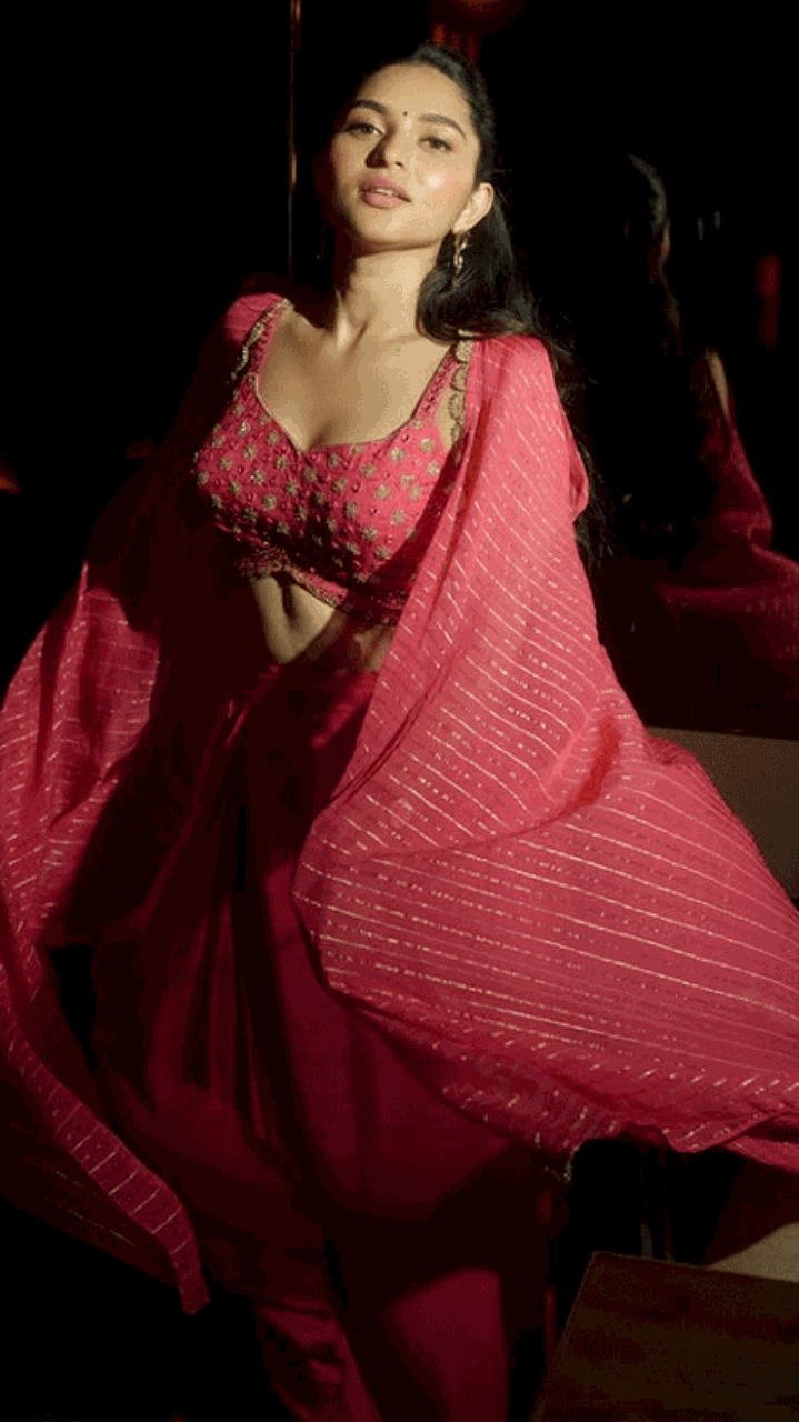 దీపావళి వేళ గ్లామర్ లుక్ తో కట్టిపడేస్తున్న కయాదు లోహర్!