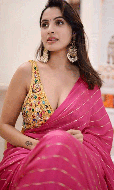 Style & Sparkle : Priyankas Perfect Festive Look